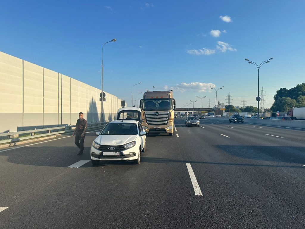 На МКАД в Новокосине грузовик перестроился в «Ладу»