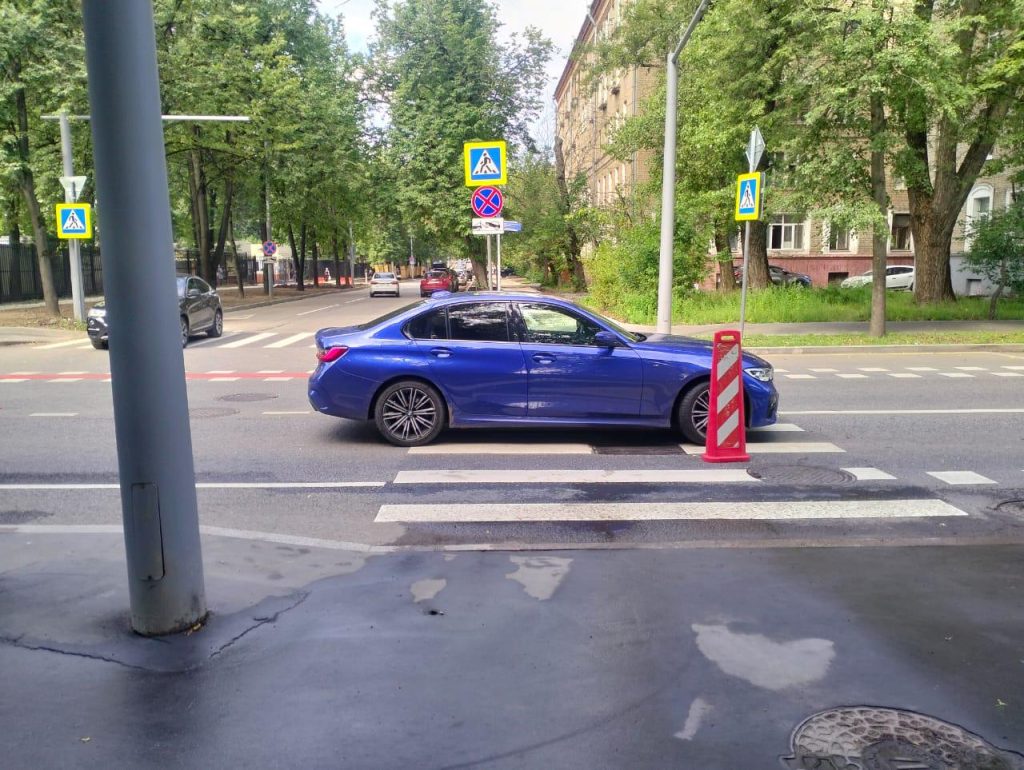 При повороте на 16-ю Парковую БМВ сбил бабушку