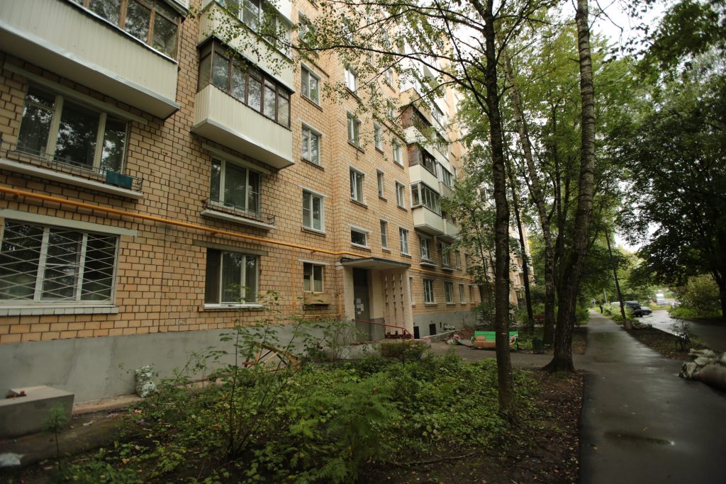 По требованию Мосжилинспекции на Уральской отремонтировали фасад многоэтажки