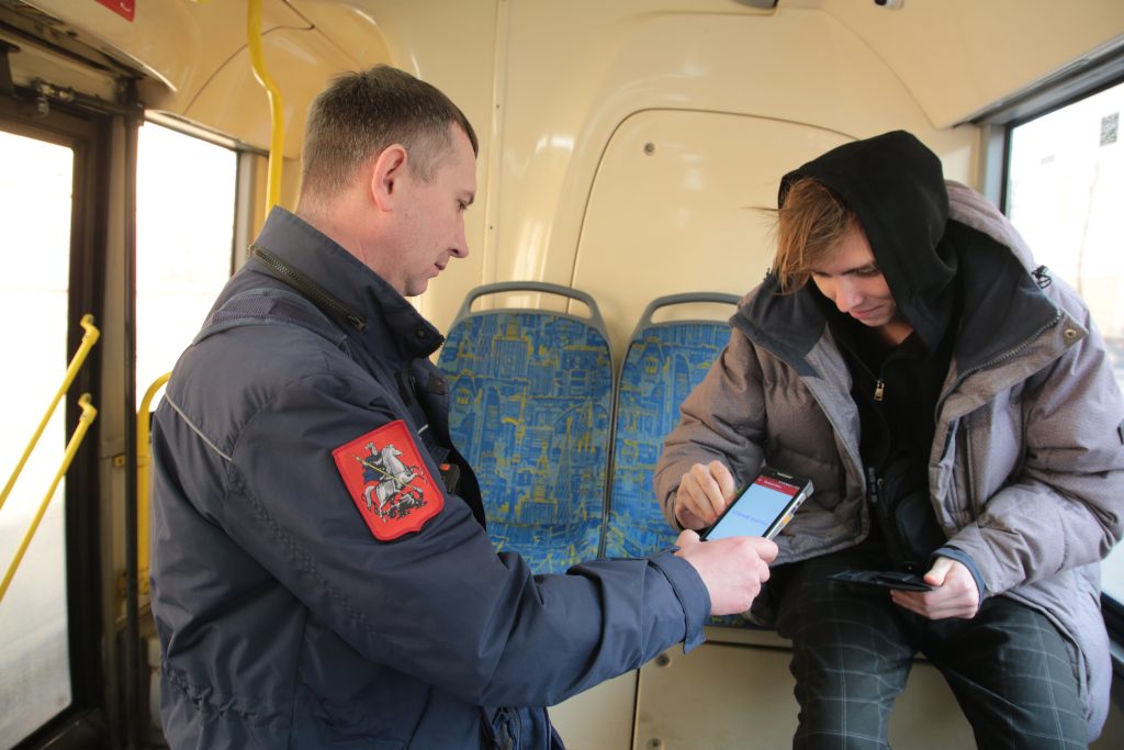В автобусах у метро «Выхино» отловили 282 «зайца»