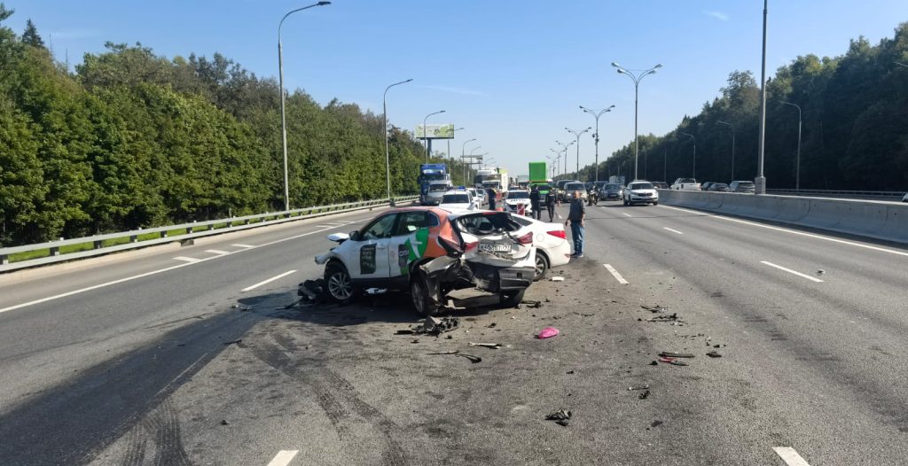Таксист подбил каршеринговый автомобиль на МКАД между Щелчком и Ярославкой