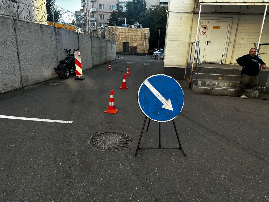 Мотоциклист врезался в бетонный забор у мотосалона на Стромынке