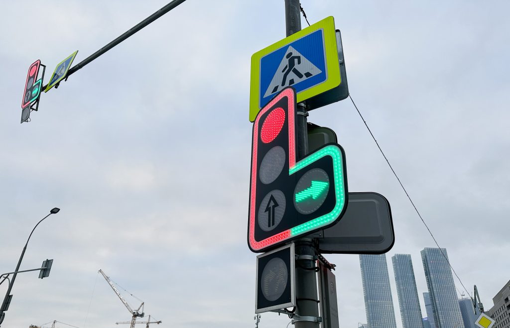Шесть перекрёстков и два перехода в ВАО оборудуют особенными светофорами