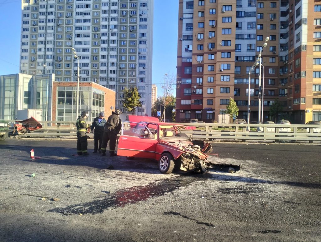 На Щёлковском шоссе БМВ врезался в бетонный отбойник