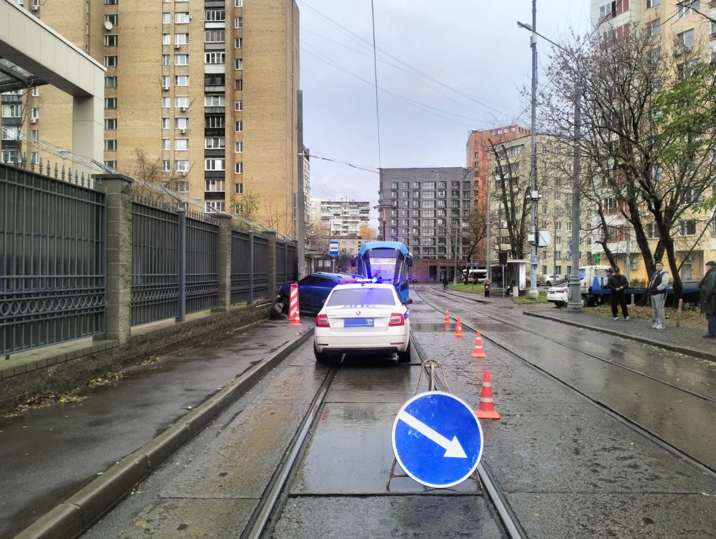 В Погонном проезде легковушка выехала на тротуар и сильно травмировала пожилую женщину