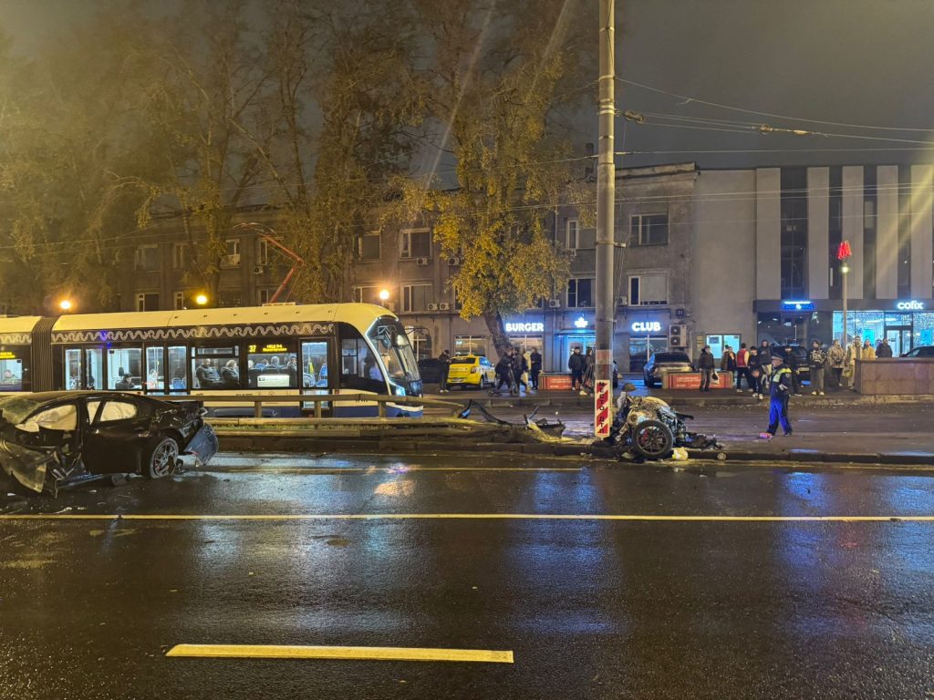 «Додж» врезался в столб на шоссе Энтузиастов