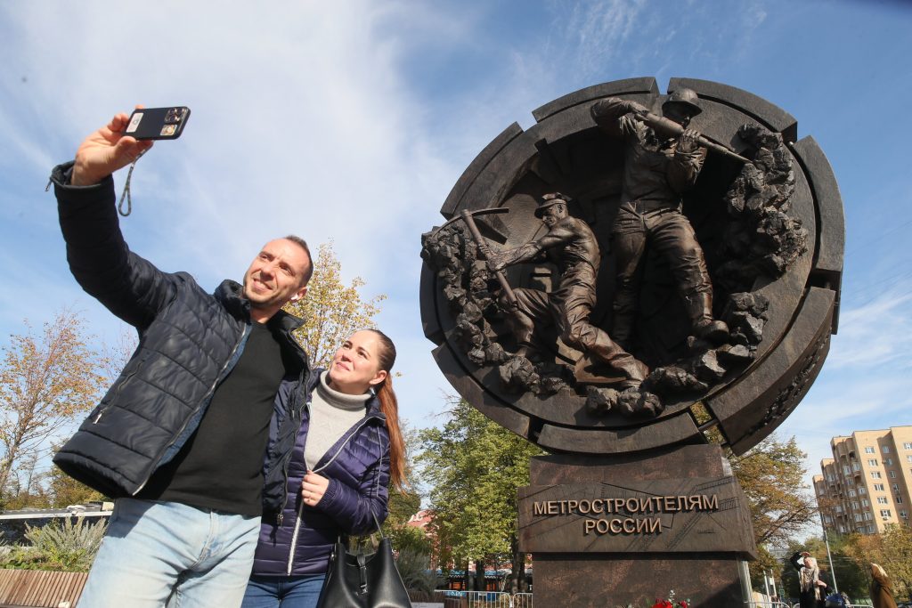 В Сокольниках появился памятник метростроевцам