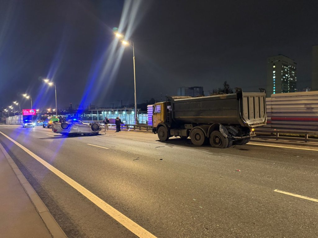 В Вешняках «Форд» врезался в «МАЗ» и перевернулся