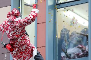 Маленьких пациентов из больницы святого Владимира в ВАО поздравили Дед Морозы-спасатели